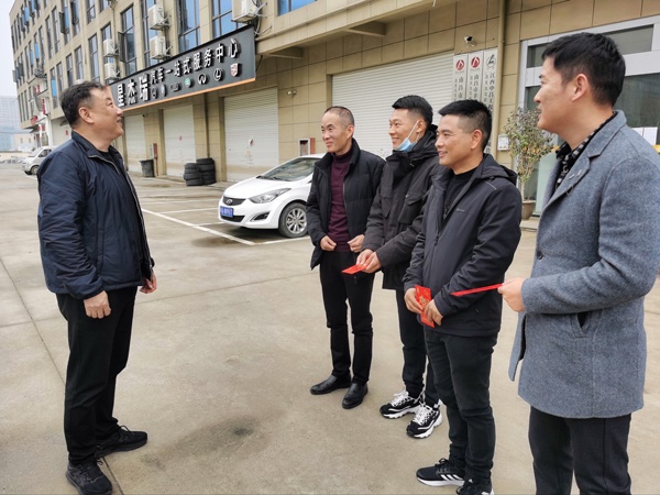 南昌市政建設集團領(lǐng)導春節(jié)慰問春節(jié)值班員工6001.jpg