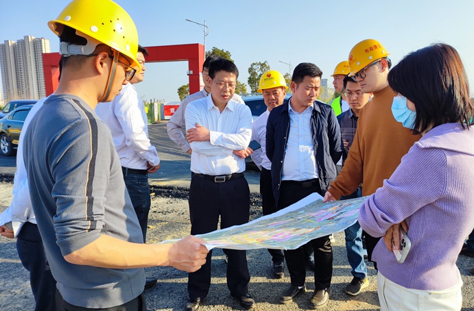 市政公用集團(tuán)劉順保到朱橋東路項(xiàng)目、昌東三路項(xiàng)目、秦坊安置房項(xiàng)目調(diào)研